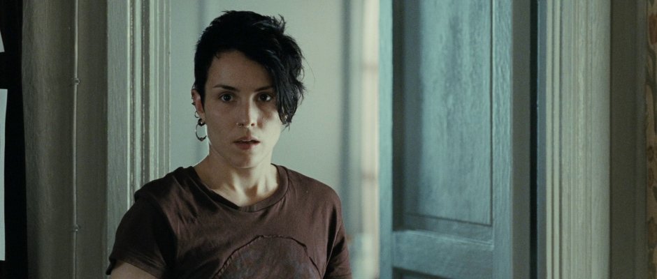 Девушка с татуировкой дракона