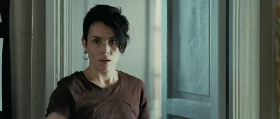 Девушка с татуировкой дракона