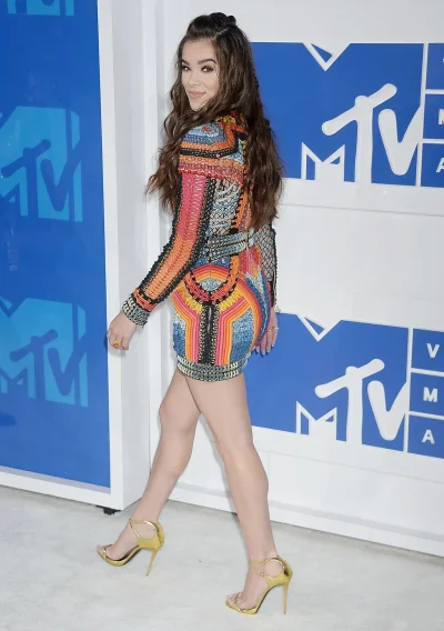 Hailee steinfeld legs