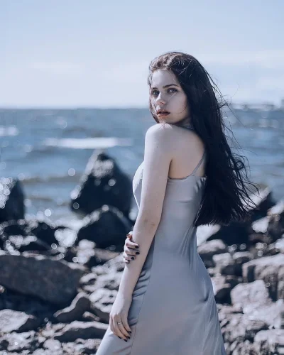 Девушка брюнетка