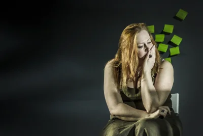 Задумчивая женщина