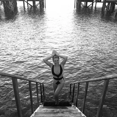 Певицы в купальниках