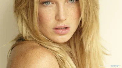 Актриса с веснушками