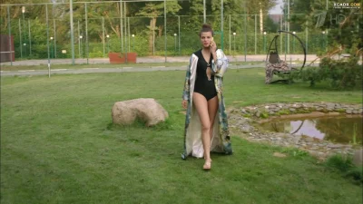 Актриса в купальнике