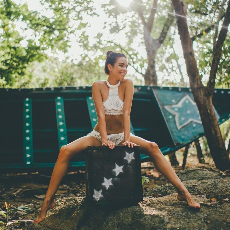 Ирена понарошку в купальнике