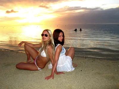 Подруги на пляже