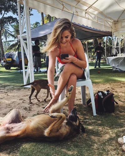 Красивая девушка с собакой