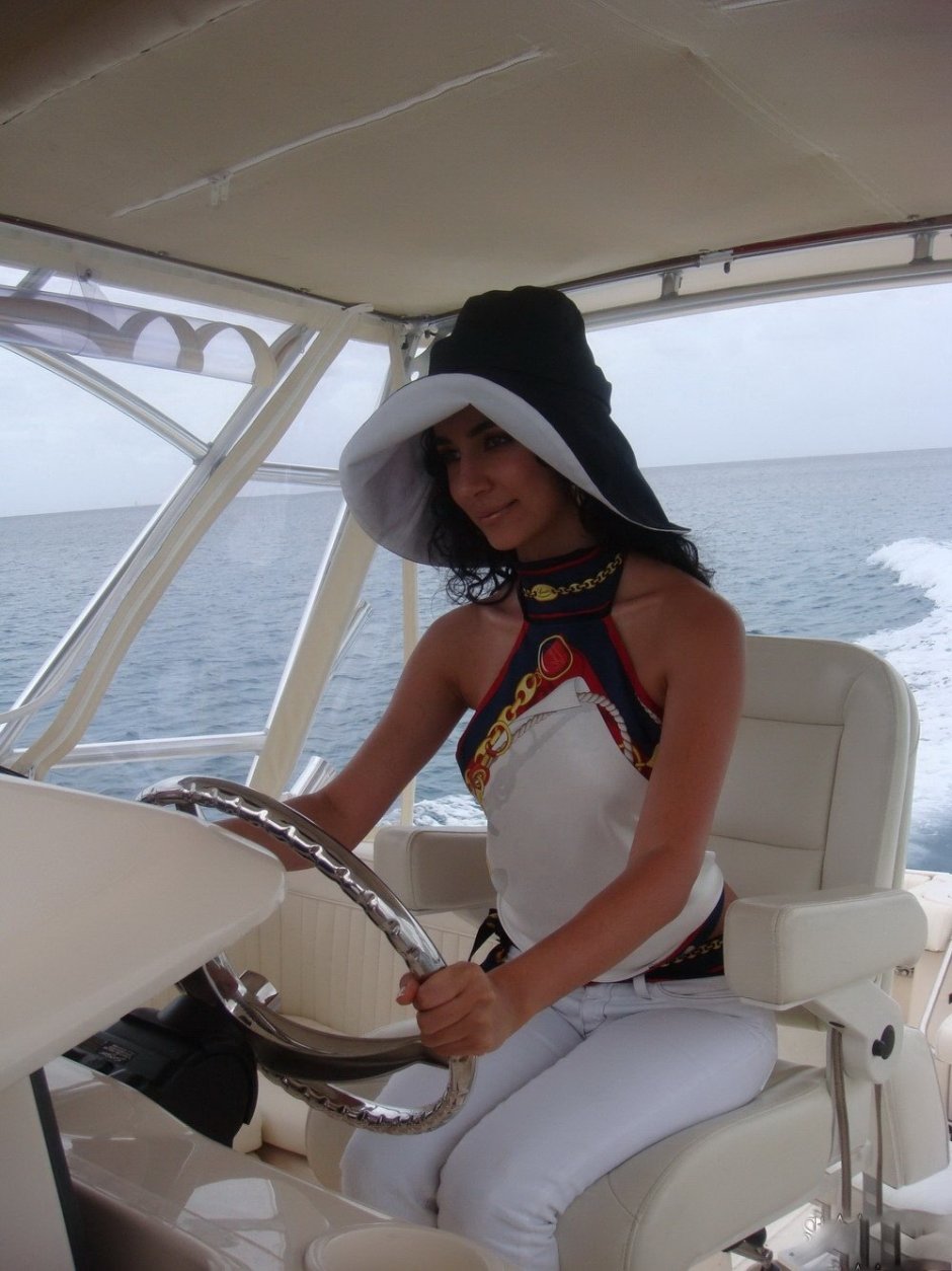 Девушка на яхте