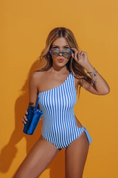 Рита дакота в купальнике