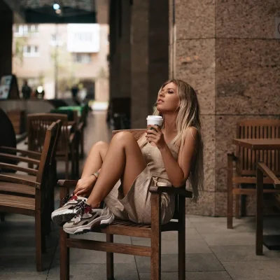 Девушка сидит в телефоне