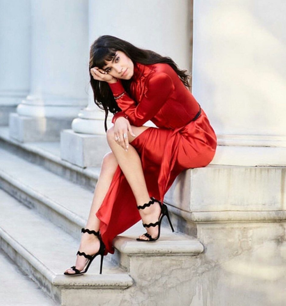 В красном платье