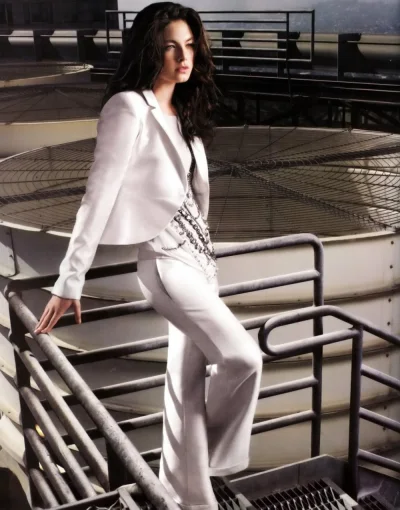 Белый брючный костюм