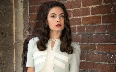 Актриса брюнетка