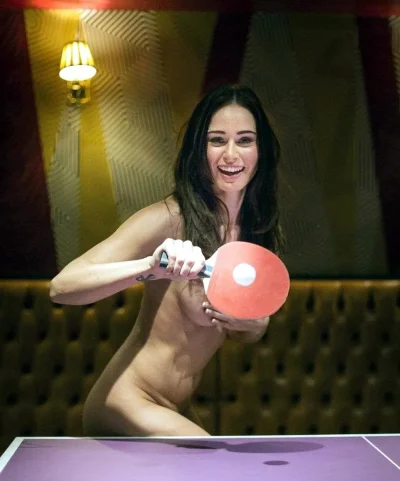 Голый настольный теннис