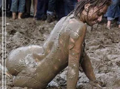 Голые в грязи
