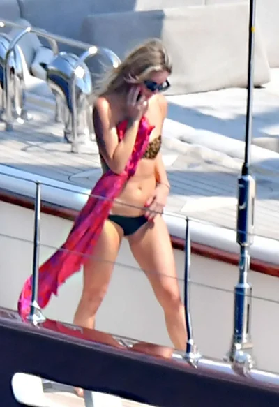 Аннабелль уоллис в купальнике