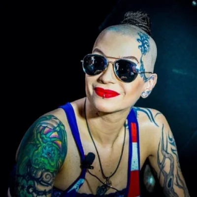 Лысая певица с татуировкой