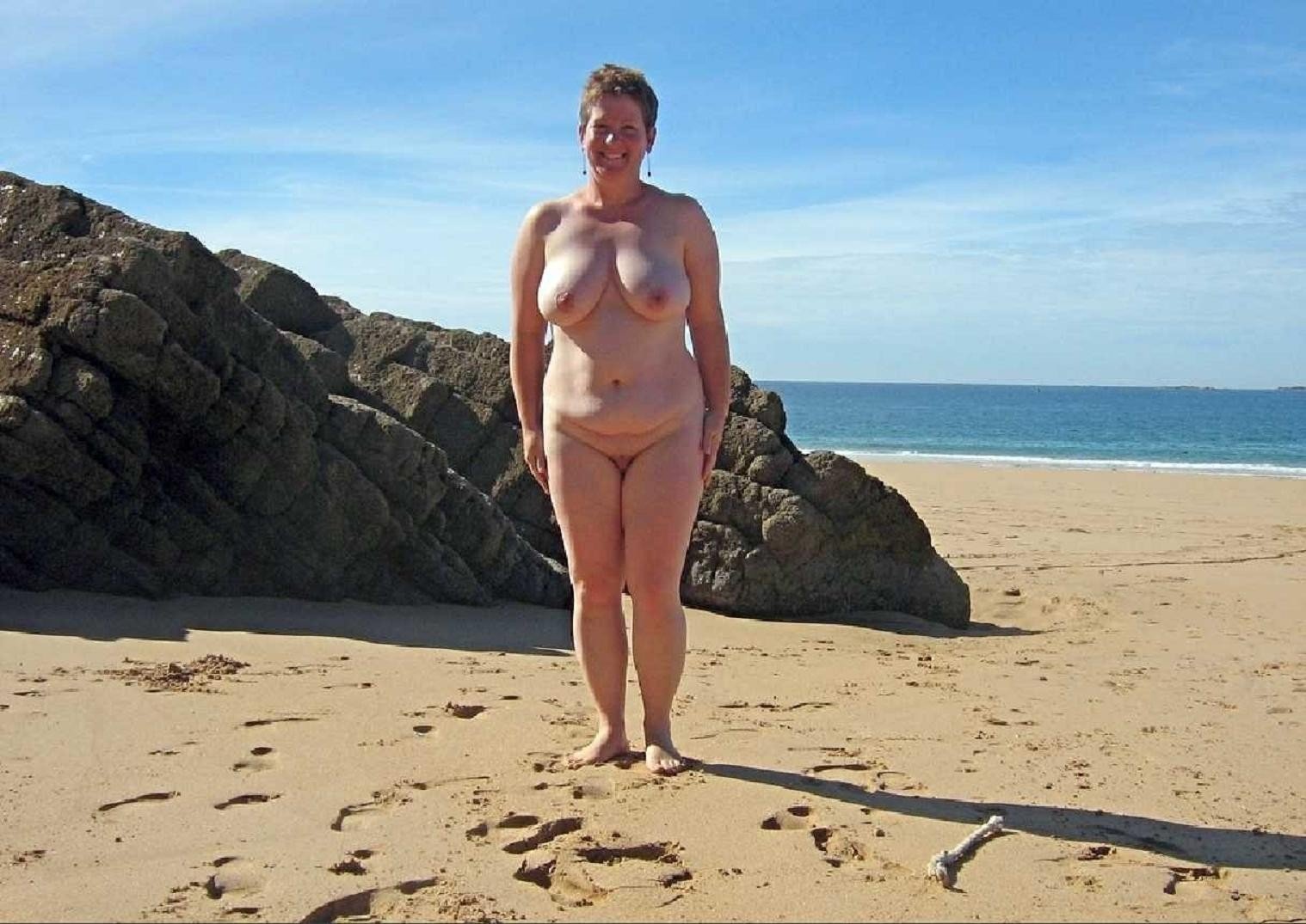 Толстые нудисты на пляже (64 photo)