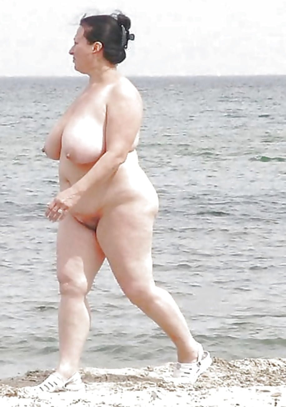 толстая голая на пляже фото фото 19