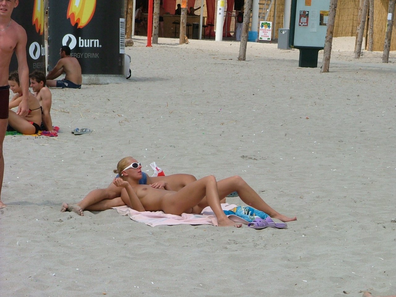 купаются голыми на общественном пляже фото 71