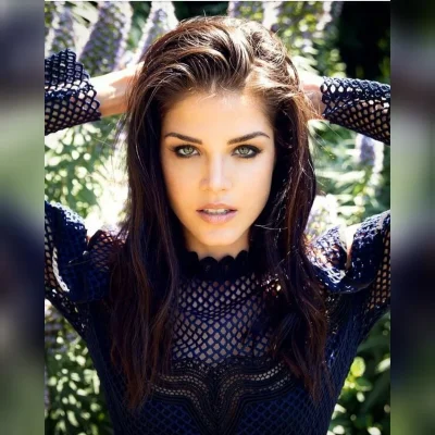 Актриса брюнетка