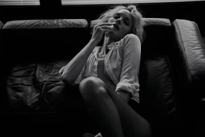 Девушка с сигарой