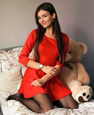 Виктория джастис в красном платье