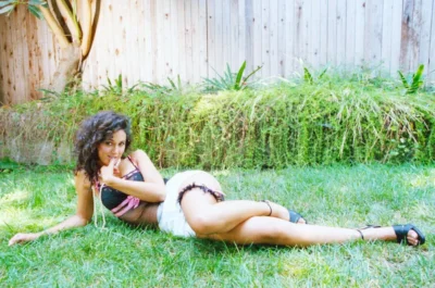 На природе голая