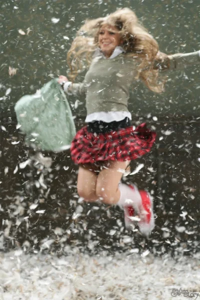 Девушка танцует на снегу