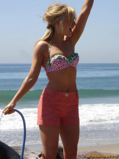 Актриса в купальнике