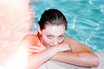 Фиби тонкин в бикини