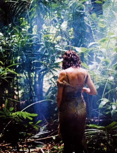 Девушка в джунглях