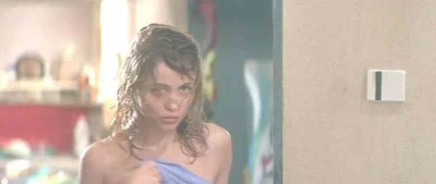 Эммануэль беар налево от лифта