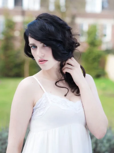 Черные волосы девушки