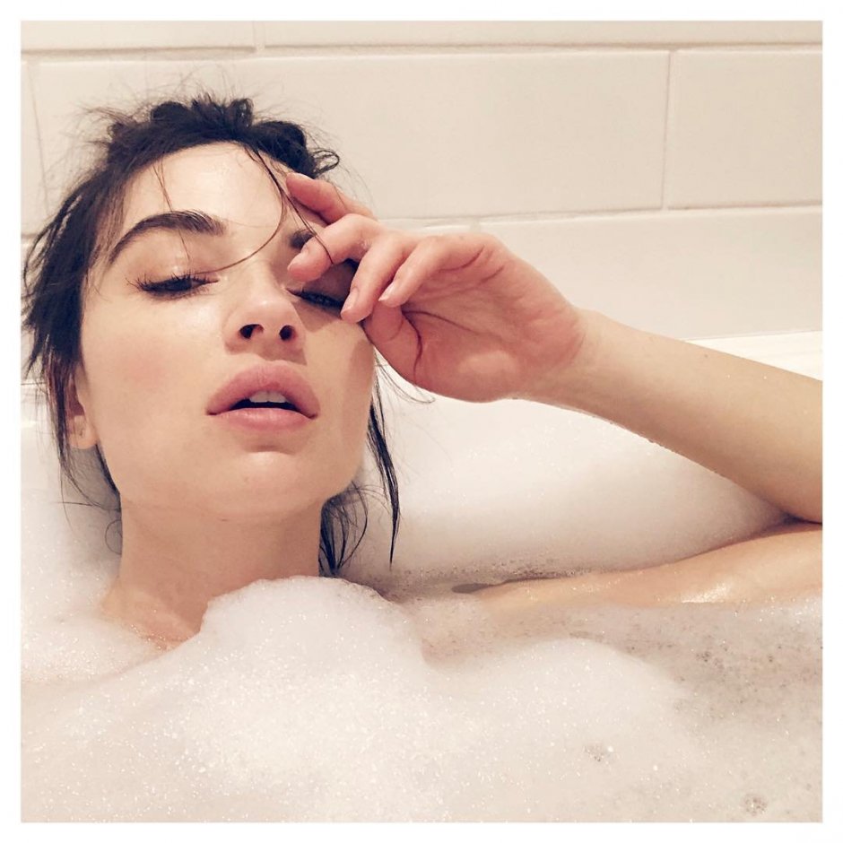 Счастливая женщина в ванной