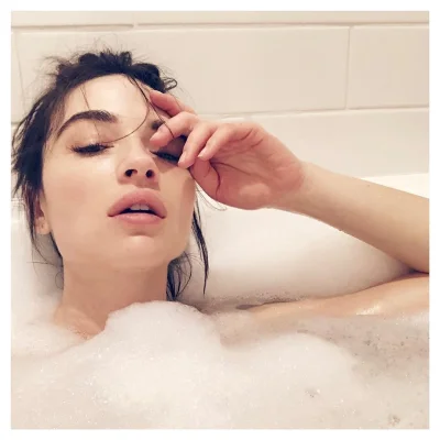 Счастливая женщина в ванной