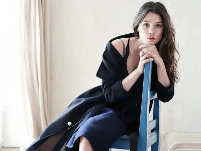 Брюнетка актриса