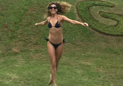 Актриса в купальнике