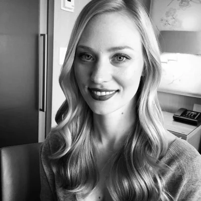 Красивая блондинка