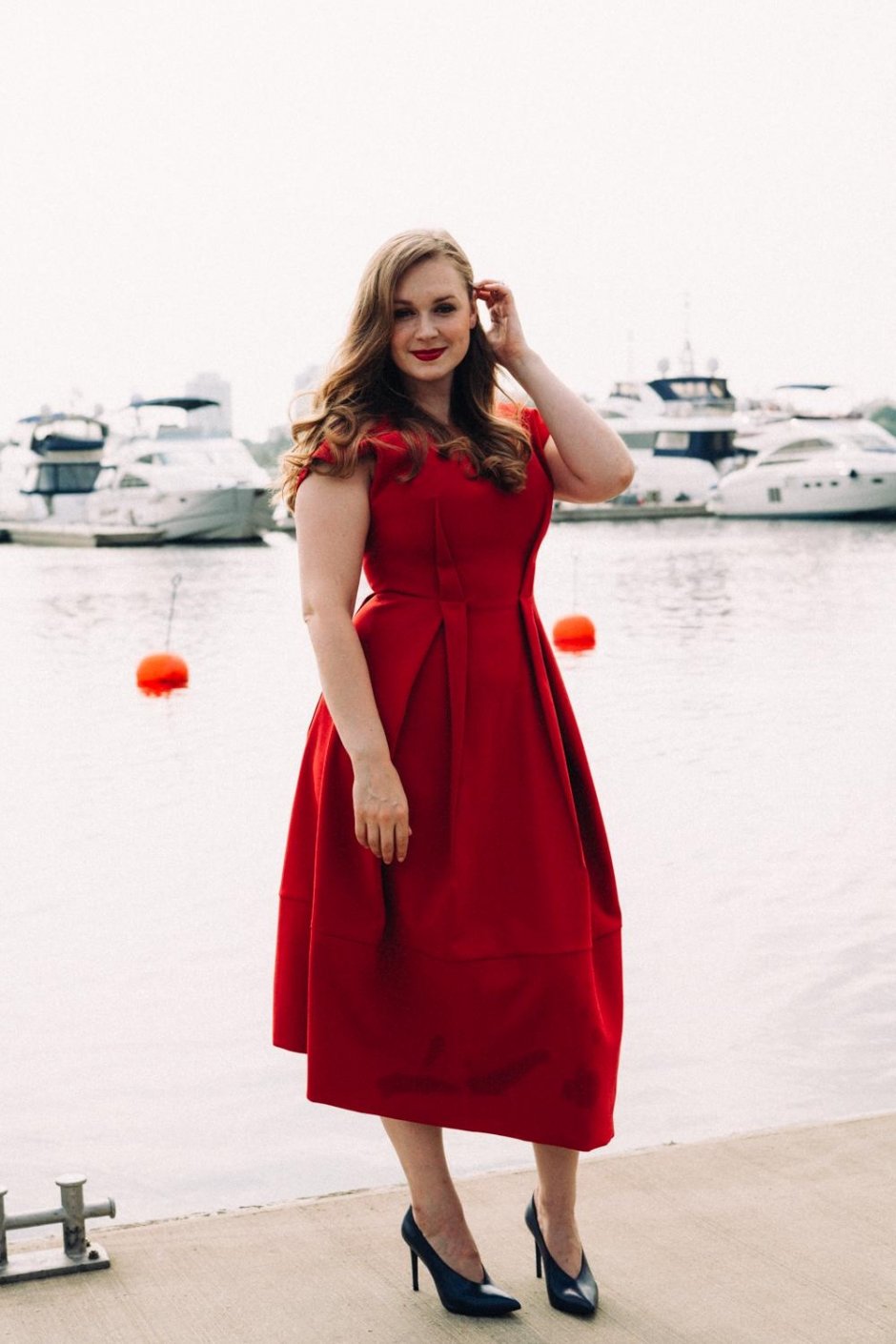 В красном платье