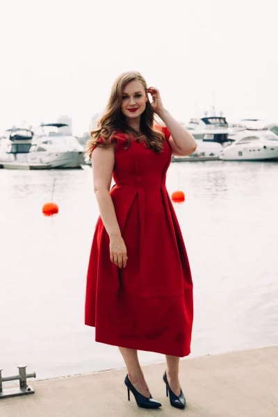 В красном платье