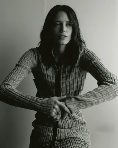 Актриса брюнетка