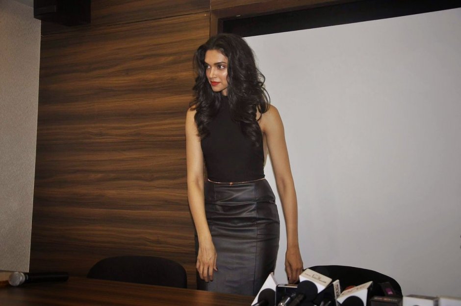 Дипика падуконе в кожаных штанах