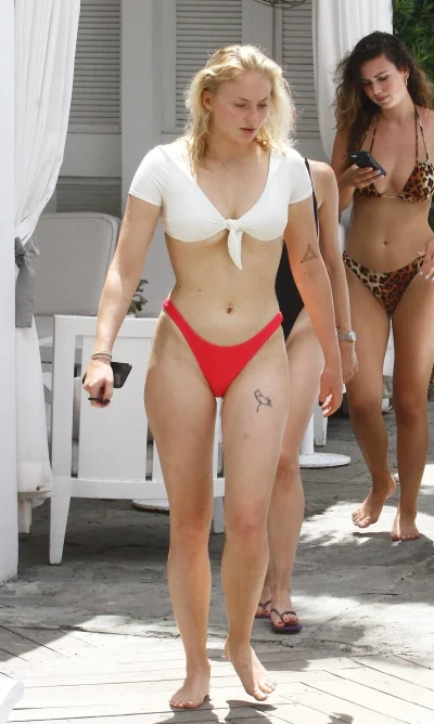 Софи тернер в купальнике