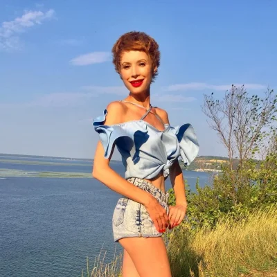 Елена кристина лебедь с длинными волосами