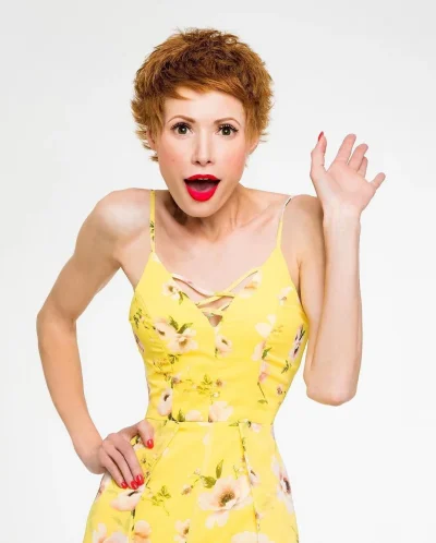 Ведущая аферисты в сетях