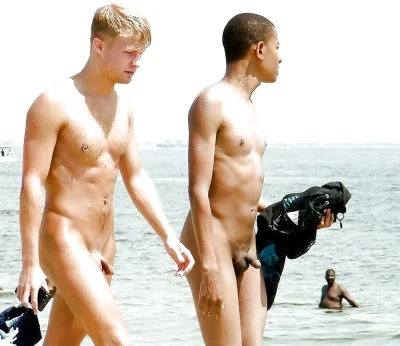 Подростковая эрекция на пляже