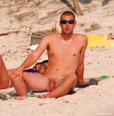 Голые мужчины на пляже