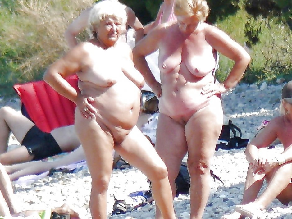 Старухи на пляже