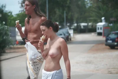 Девушка ест мороженое